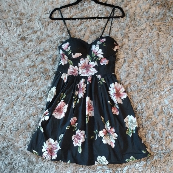 Band of Gypsies Dresses & Skirts - Band Of Gypsies Mini Floral Dress With Adjustable Straps.